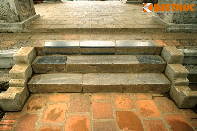 Nền Khuê Văn Các có hình vuông cao cân xứng, có lát gạch Bát Tràng mỗi bề có chiều dài là 6,8 mét. Để bước lên nền phài đi qua ba bậc thang đá.