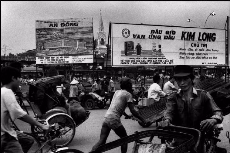 Trên đường Lê Quang Sung, phía xa là tháp chuông nhà thờ Cha Tam, một nhà thờ cổ nổi tiếng của khu vực Chợ Lớn. Ảnh: Patrick Zachmann/ Magnum Photos.