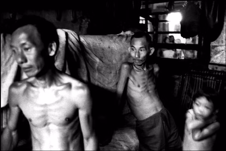 Bên trong xưởng nhuộm của bà Lý Nương. Ảnh: Patrick Zachmann/ Magnum Photos.