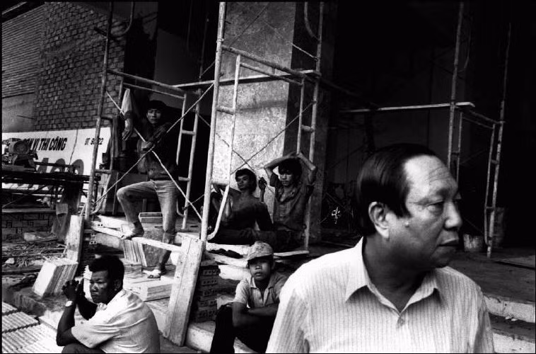 Ông Trần Tuấn Tài phía ngoài công trường xây dựng Trung tâm thương mại An Đông ở Chợ Lớn. Ảnh: Patrick Zachmann/ Magnum Photos.