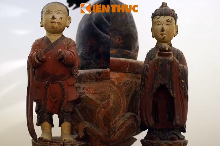 Hai bên đài sen có cặp tượng Kim Đồng, Ngọc Nữ tọa trên hai đài sen nhỏ mọc lên từ bệ lục giác, được tạo hình rất tinh tế, là chi tiết rất riêng biệt của tượng so với các tác phẩm cùng thể loại.