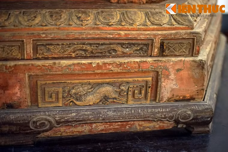 Ngoài ra trên các cạnh lục giác còn chạm rất nhiều các biểu tượng đặc sắc khác như: hình lá đề chạm rồng, rồng mây, rồng chạm dạng kỷ hà, cá hóa rồng, hoa sen, hoa cúc…