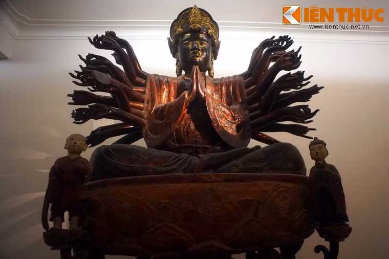Phần tượng tạc Đức Quán Thế Âm trong thế ngồi thiền với nét đặc sắc là có đến 42 đôi tay.