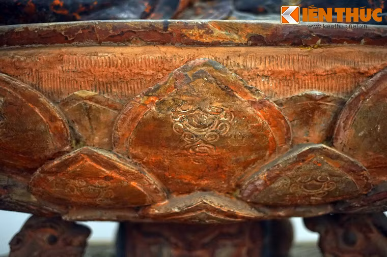 Họa tiết trang trí cánh sen rất đặc trưng cho nghệ thuật thế kỷ 16, đó là những đường chỉ xoắn dạng tay mướp ở đầu cánh sen.