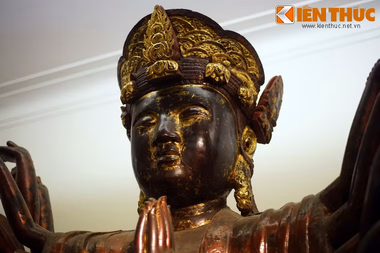 Mũ tượng được chạm khắc tinh xảo với nhiều lớp.