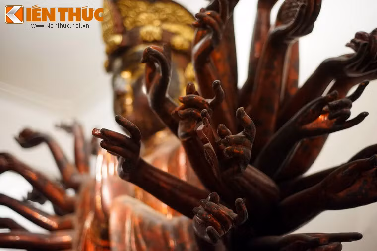 Các đôi tay khác tỏa đều sang hai bên với các thế ấn khác nhau và cầm các bảo pháp của Phật giáo.