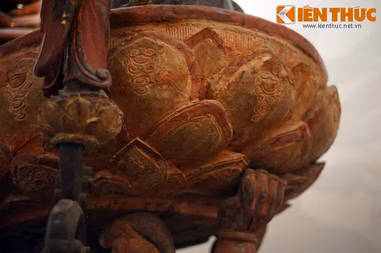 Đài sen của tượng có ba lớp cánh sen múp tròn.