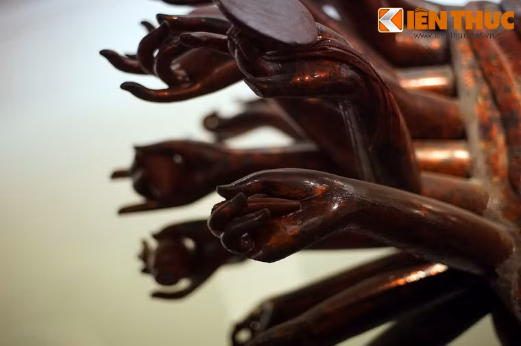 Đây là pho tượng cầm nhiều bảo pháp nhất so với hầu hết các pho tượng Quan Âm cùng thể loại.