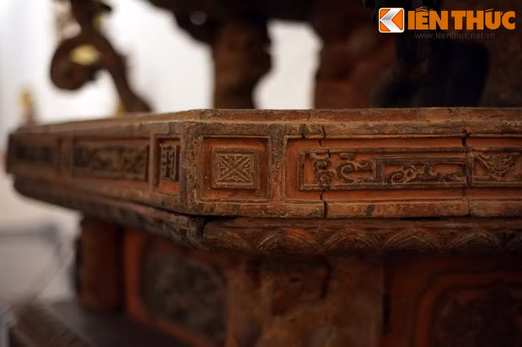 Một mảng chạm khắc trên bệ tượng.