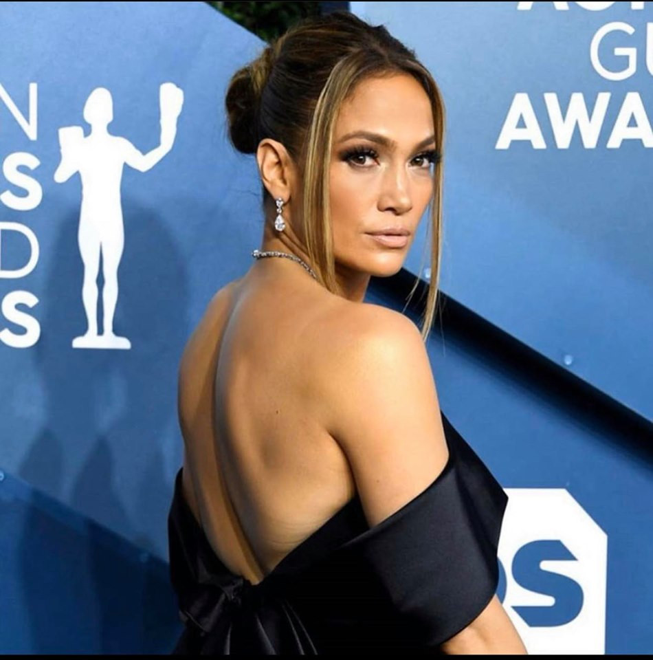 Jennifer Lopez mang kiểu mái râu rồng lên thảm đỏ.