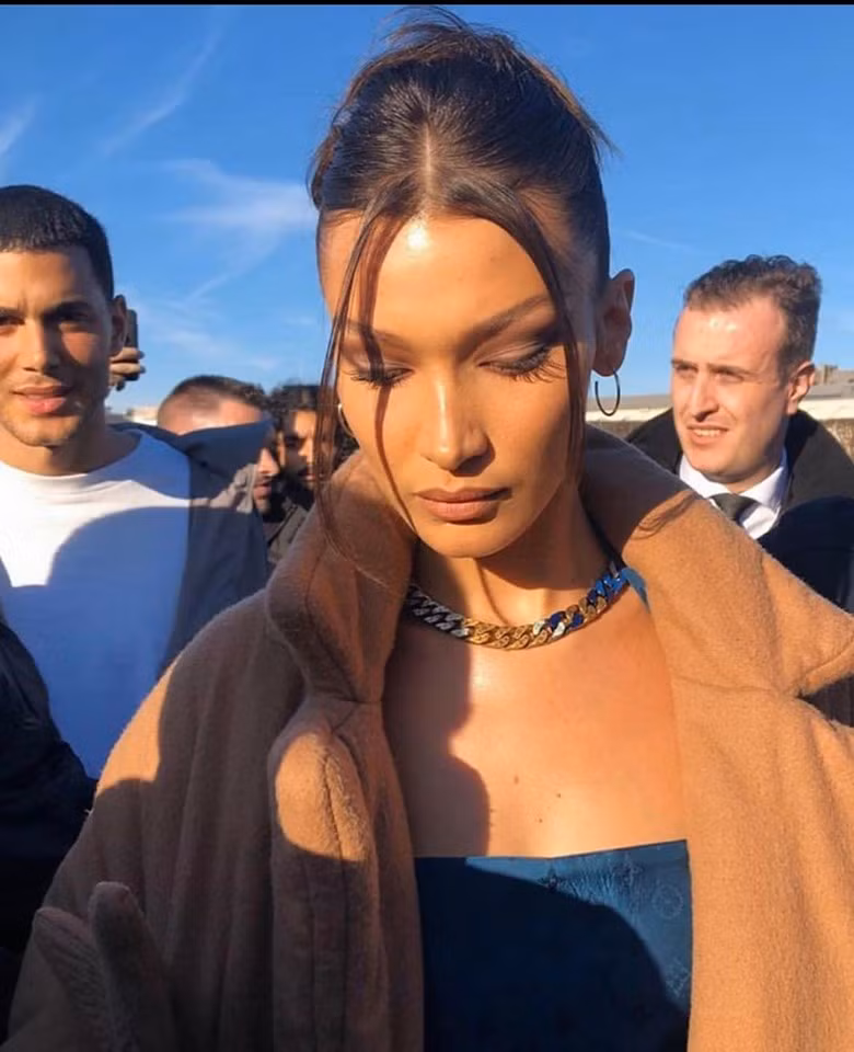 Nữ người mẫu đình đám Bella Hadid quyền lực, góc cạnh.