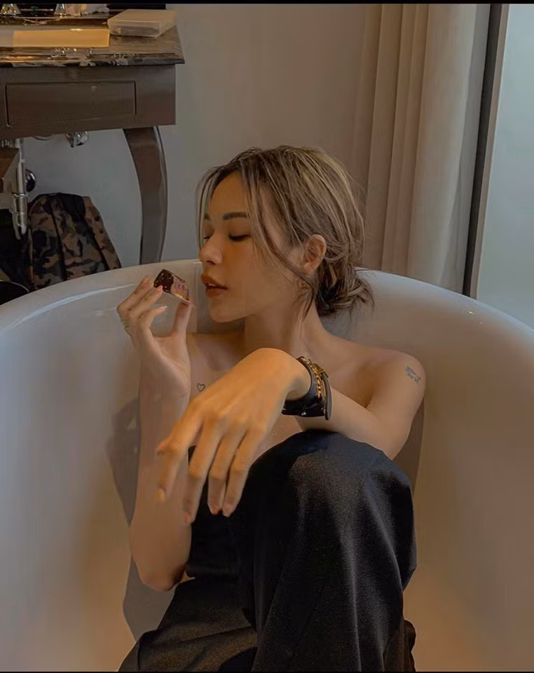 Phí Phương Anh sang chảnh với mái râu rồng, cô nàng đã nhanh chóng cập nhật xu hướng từ lâu.