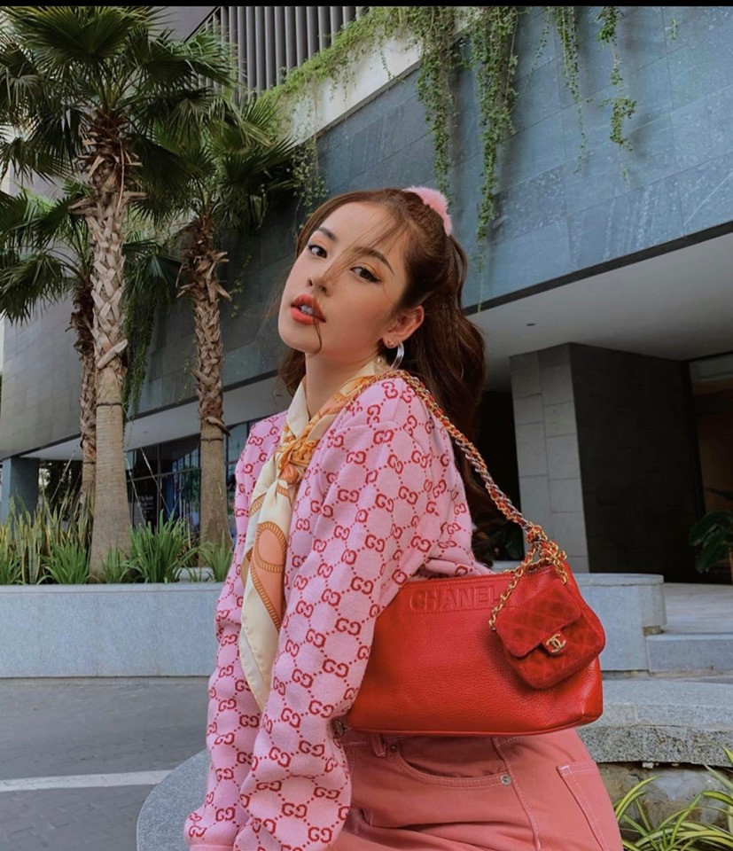 Chi Pu cũng theo trend râu rồng dù không bạo như cô bạn cũ của mình.