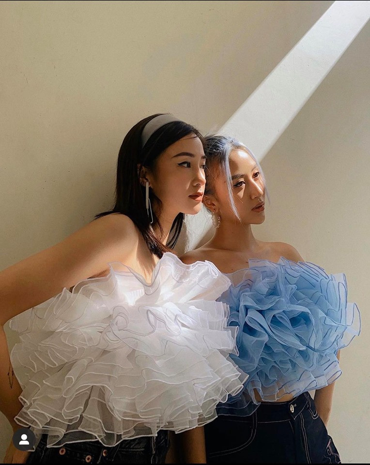 Là người luôn cập nhật rất nhanh các xu hướng thời trang, cô nàng đã biến tấu mái râu rồng với rất nhiều kiểu tóc.