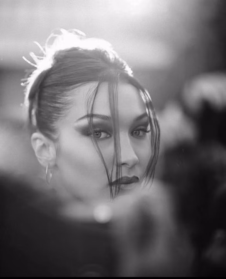 Cô nàng như một nàng thơ với phần mái phất phơ, hờ hững.