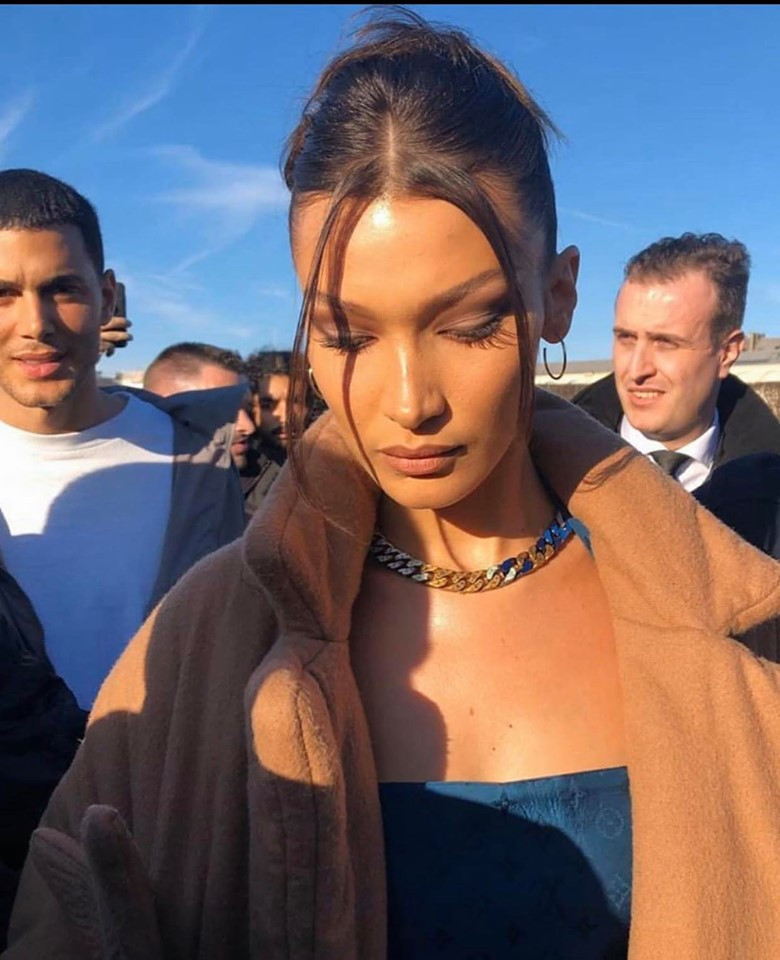 Nữ người mẫu đình đám Bella Hadid quyền lực, góc cạnh.