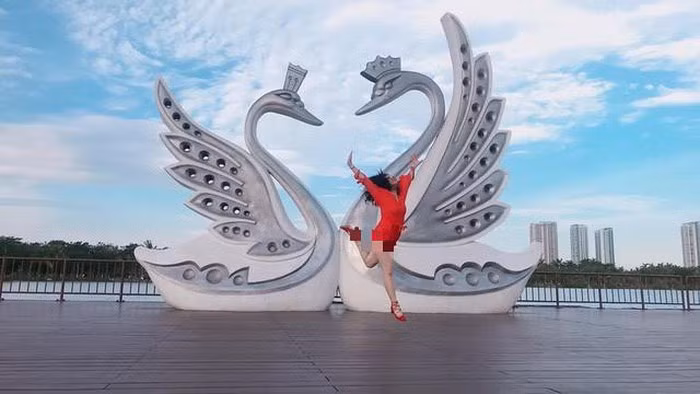 Quá mải mê tạo dáng, cô gái đã khiến trang phục của mình hở hang quá đà, ai nhìn cũng phải đỏ mặt.