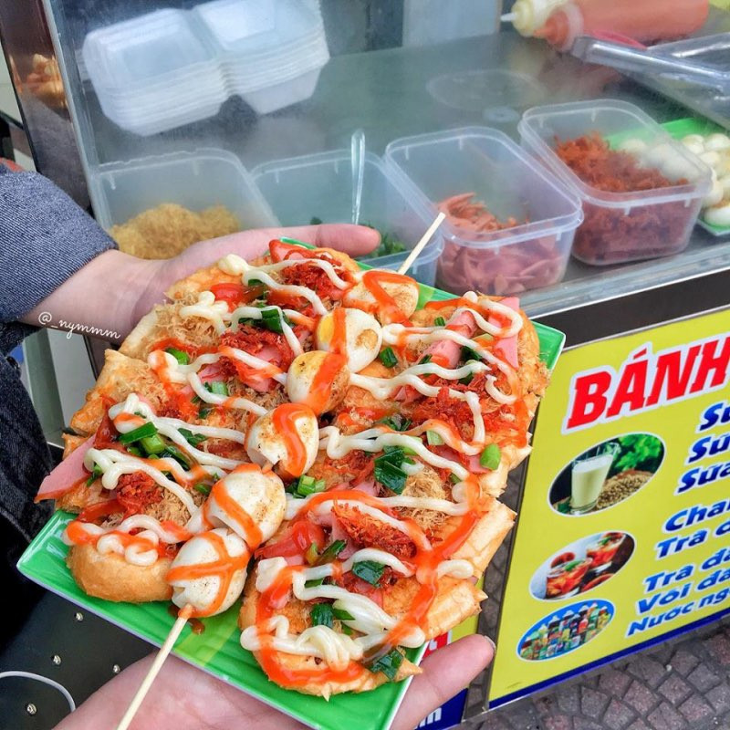 Bánh mì phết mật ong, nướng cùng chà bông, mỡ hành, xúc xích, bò khô, trứng chim cút sau đó rưới lên một lớp sốt béo béo, ngậy ngậy, cay cay. Chắc chắn ai đã ăn một lần không thể cưỡng lại được sự hấp dẫn của món ăn này.