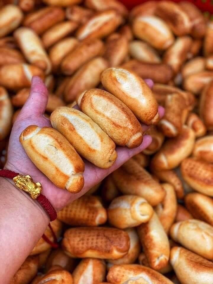 Tiếp theo là chiếc bánh mì tí hon đang làm mưa làm gió trên các trợ online bởi độ cute cưng xỉu và "vừa miếng của nó.