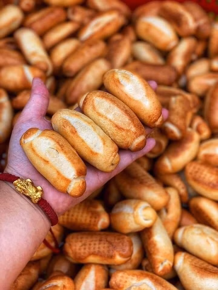 Tiếp theo là chiếc bánh mì tí hon đang làm mưa làm gió trên các trợ online bởi độ cute cưng xỉu và "vừa miếng của nó.