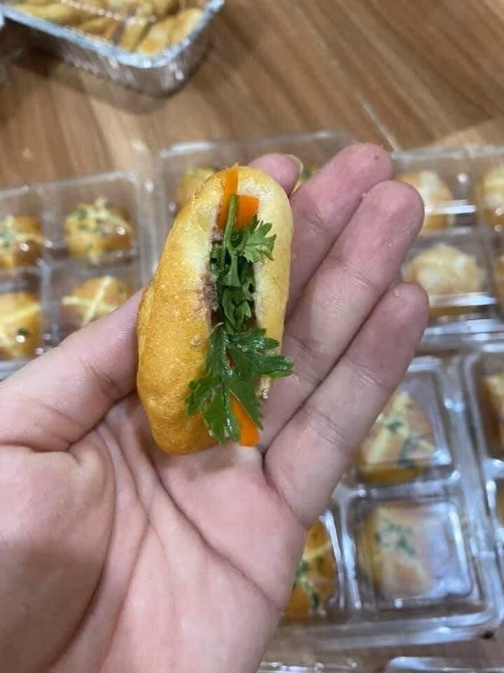 Thậm chí chúng còn được kẹp pate, rau ớt như những chiếc bánh mì truyền thống trông vô cùng bắt mắt.