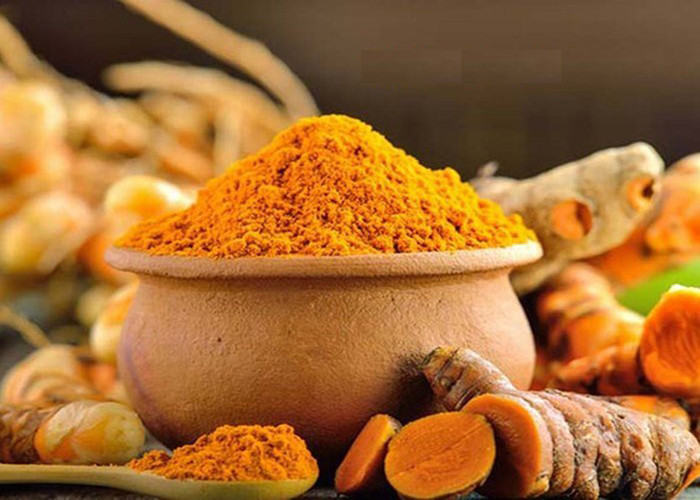  5. Bột nghệ: Thành phần chính của bột nghệ là hợp chất curcumin với đặc tính chống viêm và kháng khuẩn. Rất thích hợp để trị mụn và loại bỏ những vết thâm. Lấy 2 muỗng bột nghệ pha với nước thành hỗn hợp sệt, xoa nhẹ nhàng lên vùng da mụn ở lưng, giữ yên trong 20 phút rồi rửa lại bằng nước sạch. Nên áp dụng hàng ngày để đạt hiệu quả cao nhất. 