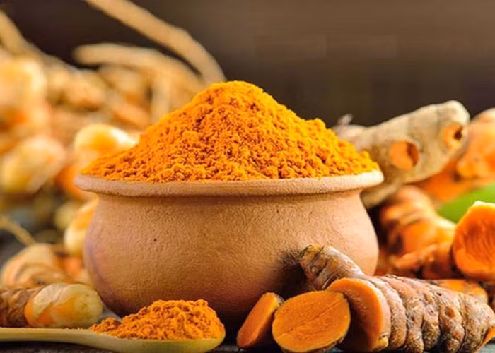  5. Bột nghệ: Thành phần chính của bột nghệ là hợp chất curcumin với đặc tính chống viêm và kháng khuẩn. Rất thích hợp để trị mụn và loại bỏ những vết thâm. Lấy 2 muỗng bột nghệ pha với nước thành hỗn hợp sệt, xoa nhẹ nhàng lên vùng da mụn ở lưng, giữ yên trong 20 phút rồi rửa lại bằng nước sạch. Nên áp dụng hàng ngày để đạt hiệu quả cao nhất. 