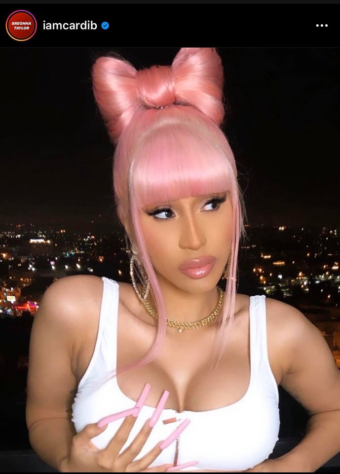 Ngôi sao nhạc rap Cardi B cá tính độc đáo với kiểu tóc nơ cầu kì.