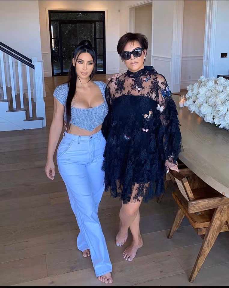 Kiểu tóc mái "râu rồng" là phần mái có hai lọn tóc nhỏ hai bên buông xuống tạo điểm nhấn.