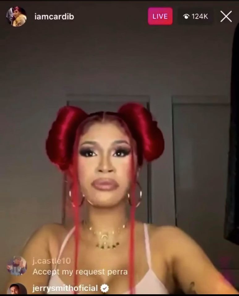 Cô nàng đặc biệt yêu thích những kiểu đầu với phần mái râu rồng siêu dài, màu sắc sặc sỡ.