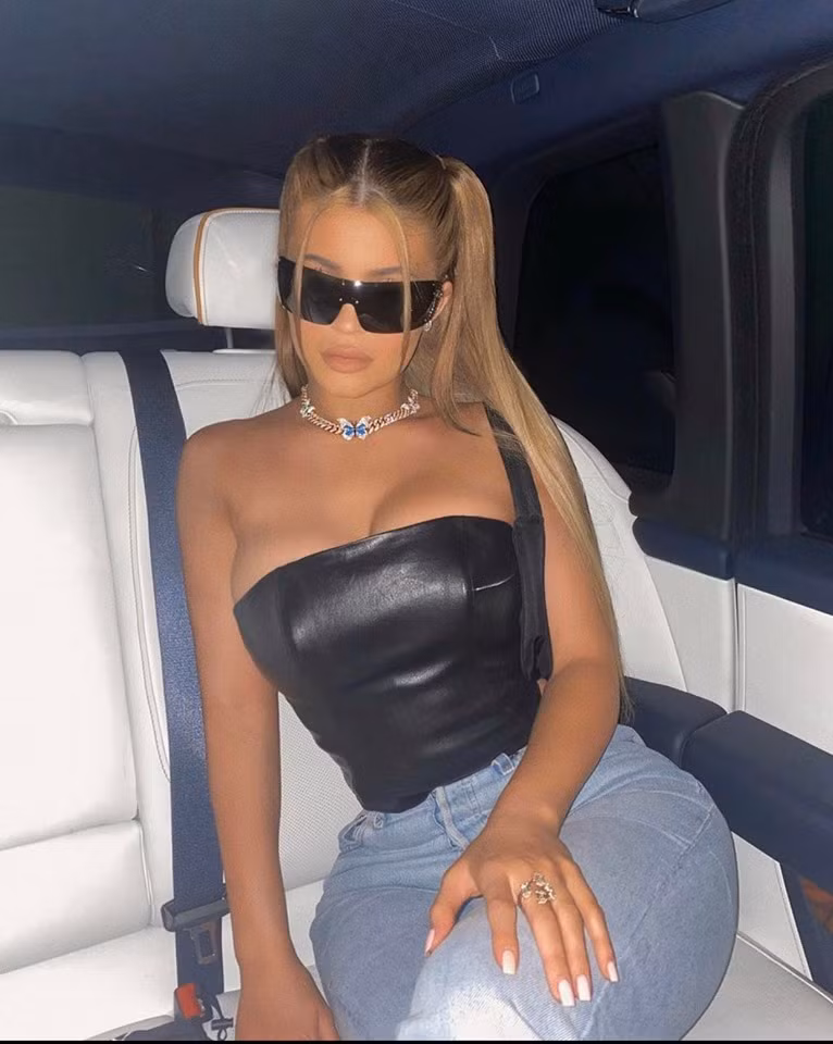 Tỷ phú trẻ tuổi người Mỹ Kylie Jenner cũng rất yêu thích trend tóc này.