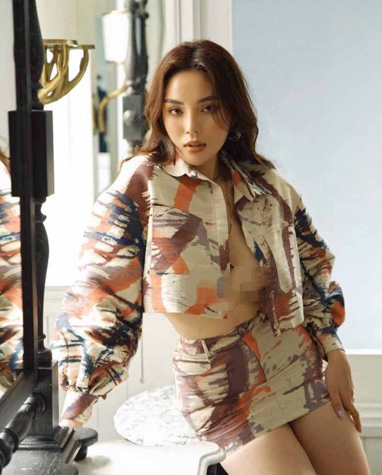 Vẫn là màn khoe vòng một lấp ló nhưng đã lên một tầm cao với với áo khoác cá tính.