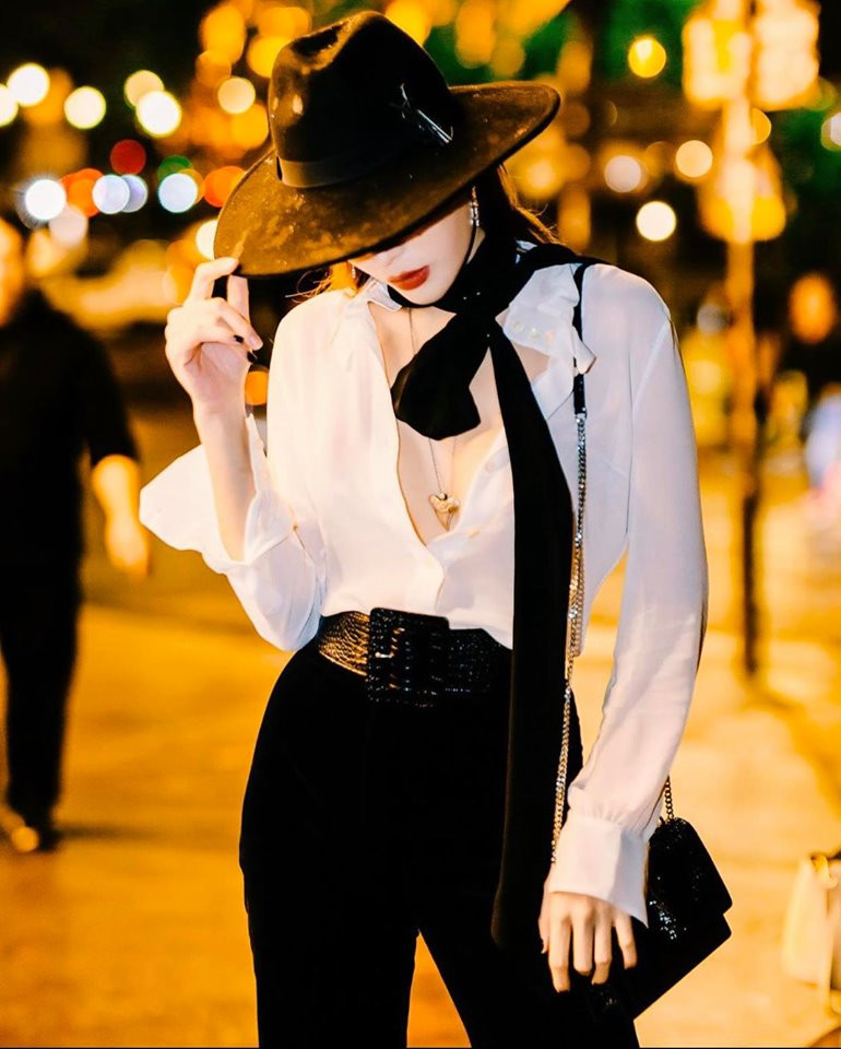 Cái lạnh 14 độ của Paris cũng không khiến tình yêu với áo sơ mi mỏng manh của cô nàng bớt đi chút nào.