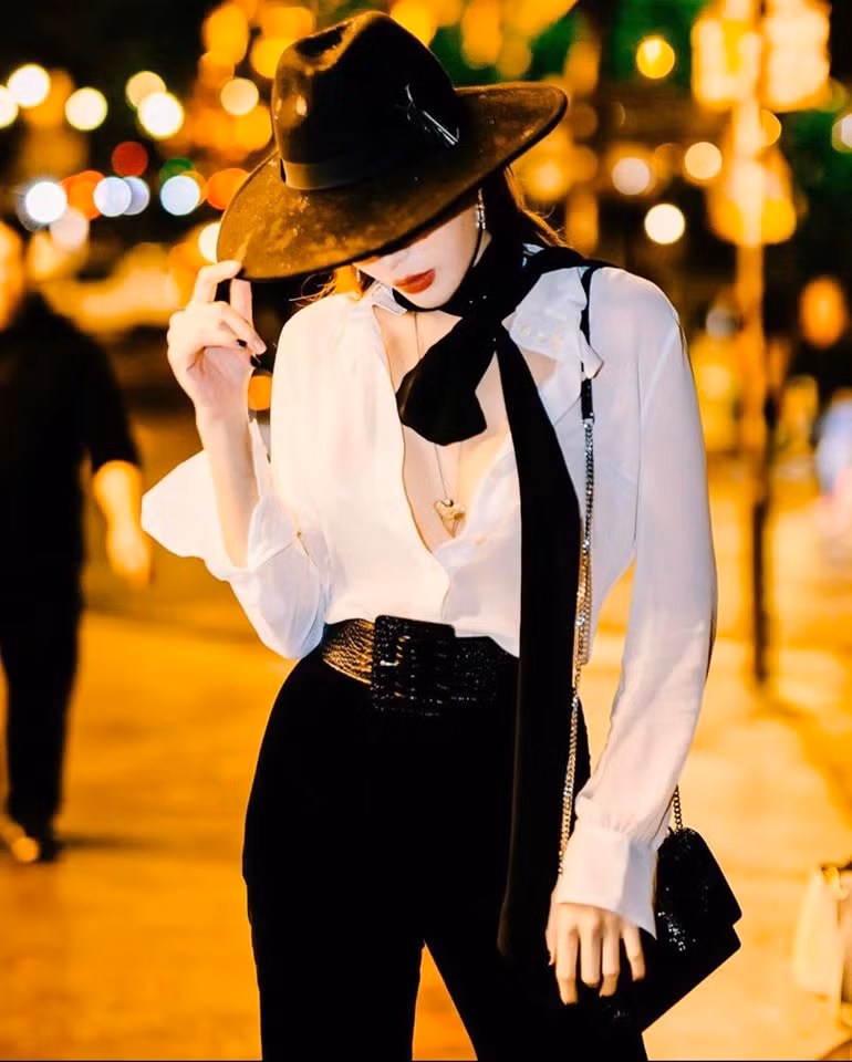 Cái lạnh 14 độ của Paris cũng không khiến tình yêu với áo sơ mi mỏng manh của cô nàng bớt đi chút nào.