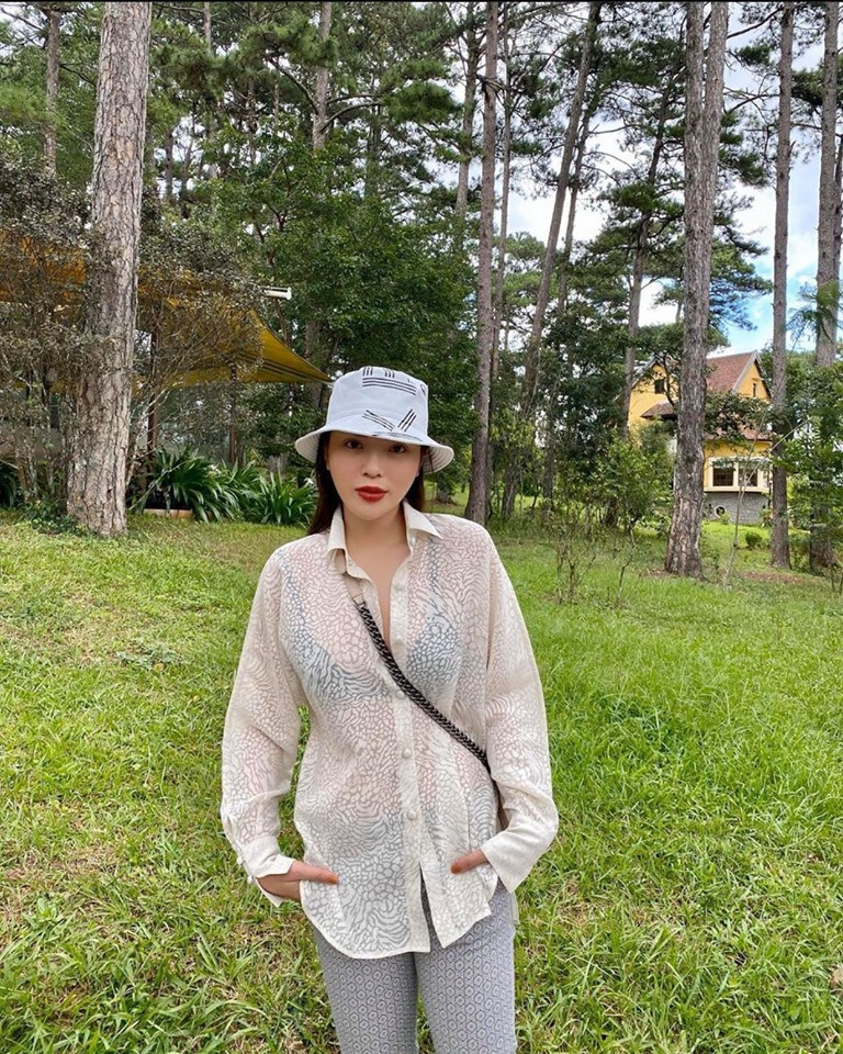 Cũng trong chuyến đi, nàng hoa hậu diện mẫu sơ mi xuyên thấu để lộ nội y khác màu. Tuy nhiên, cô cho biết mình chỉ chụp ảnh sau đó mặc áo khoác vào ngay nên không gây phản cảm đến những người xung quanh,