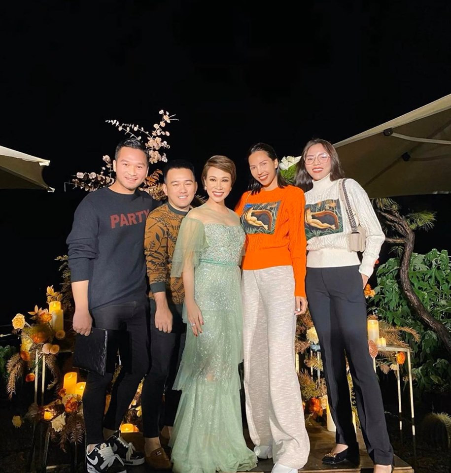 Không những thế, đây còn là áo đôi của cô cùng cô bạn Minh Triệu.