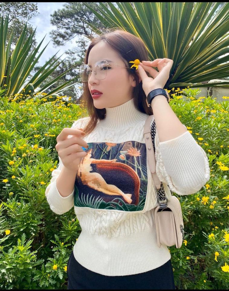 Trong chuyến du lịch Đà Lạt gần đây của mình, Kỳ Duyên diện một chiếc áo len cổ lọ xinh xắn nhưng hình nhạy cảm in trên áo mới khiến cư dân mạng chú ý.