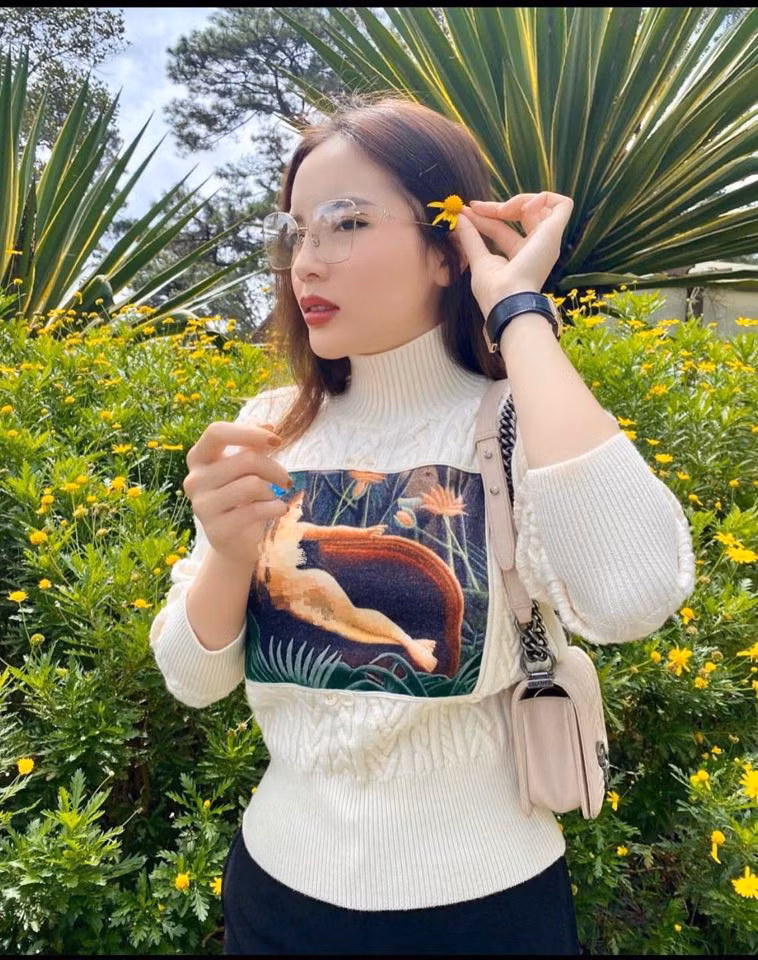 Trong chuyến du lịch Đà Lạt gần đây của mình, Kỳ Duyên diện một chiếc áo len cổ lọ xinh xắn nhưng hình nhạy cảm in trên áo mới khiến cư dân mạng chú ý.