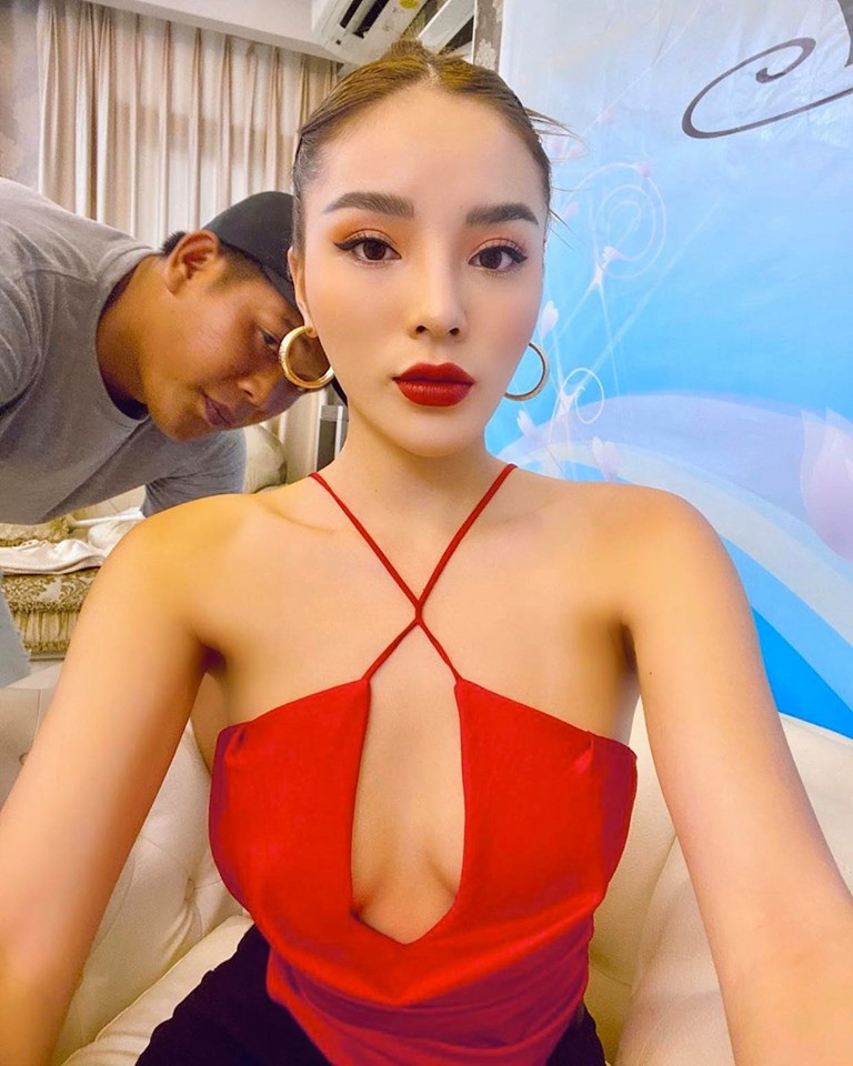 Biến tấu chiếc áo hai dây thành áo yếm sexy, khoe khuôn ngực đầy đặn đốt mắt fan hâm mộ.