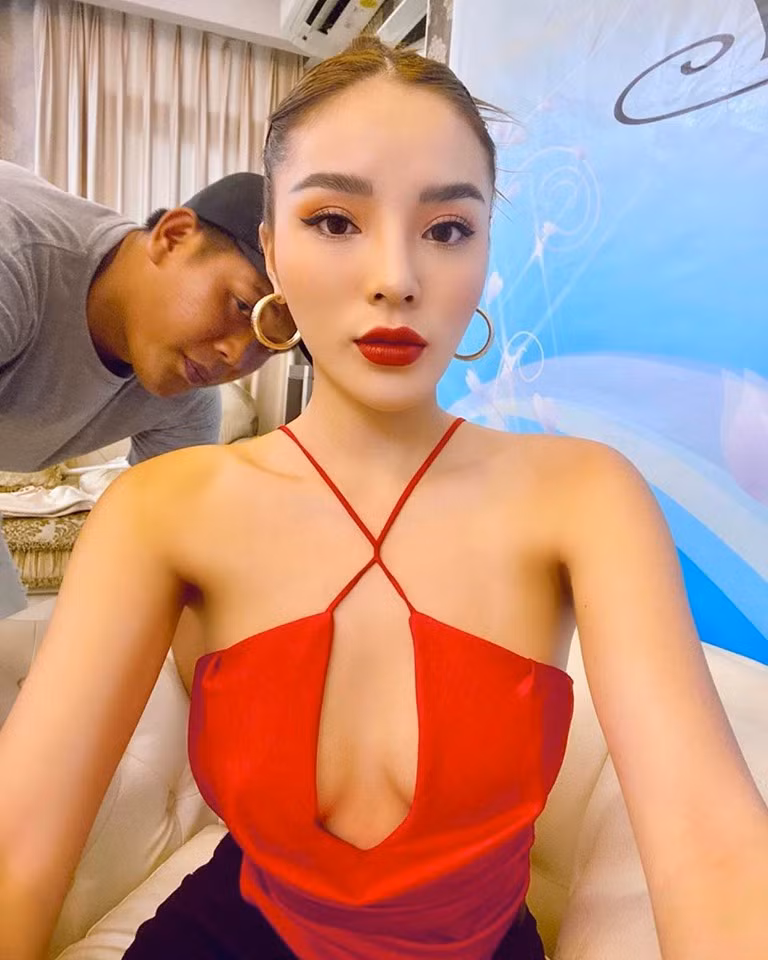 Biến tấu chiếc áo hai dây thành áo yếm sexy, khoe khuôn ngực đầy đặn đốt mắt fan hâm mộ.