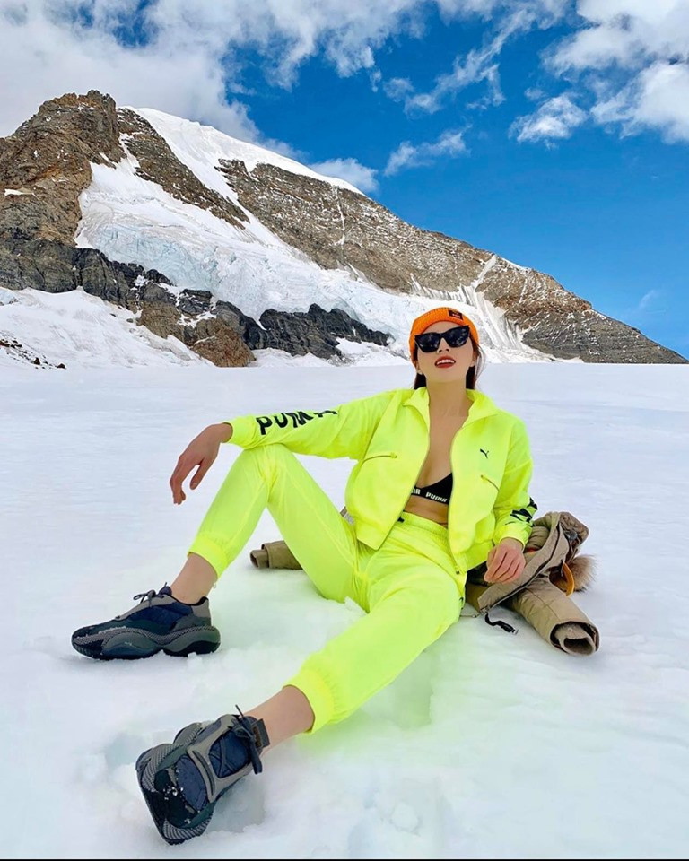 Chắc hẳn các fan vẫn còn nhớ "lần chơi lớn" của Kỳ Duyên khi mặc cực mỏng manh giữa núi tuyết trời Âu. Lạnh đến mấy vẫn phải nóng bỏng, sexy hết cỡ.