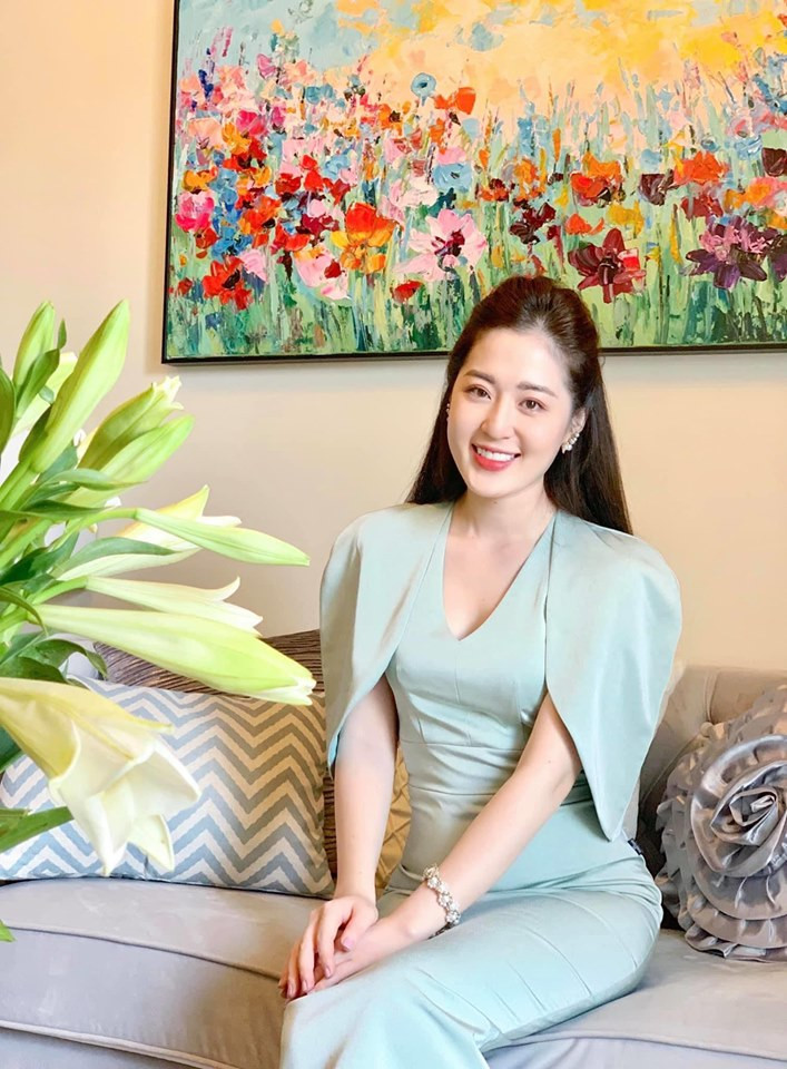 Xuất hiện trong tập 8 "Người ấy là ai", nữ MC sinh năm 1992 tiếp tục đốn tim cư dân mạng bởi sự dịu dàng, nhan sắc đỉnh cao của mình.