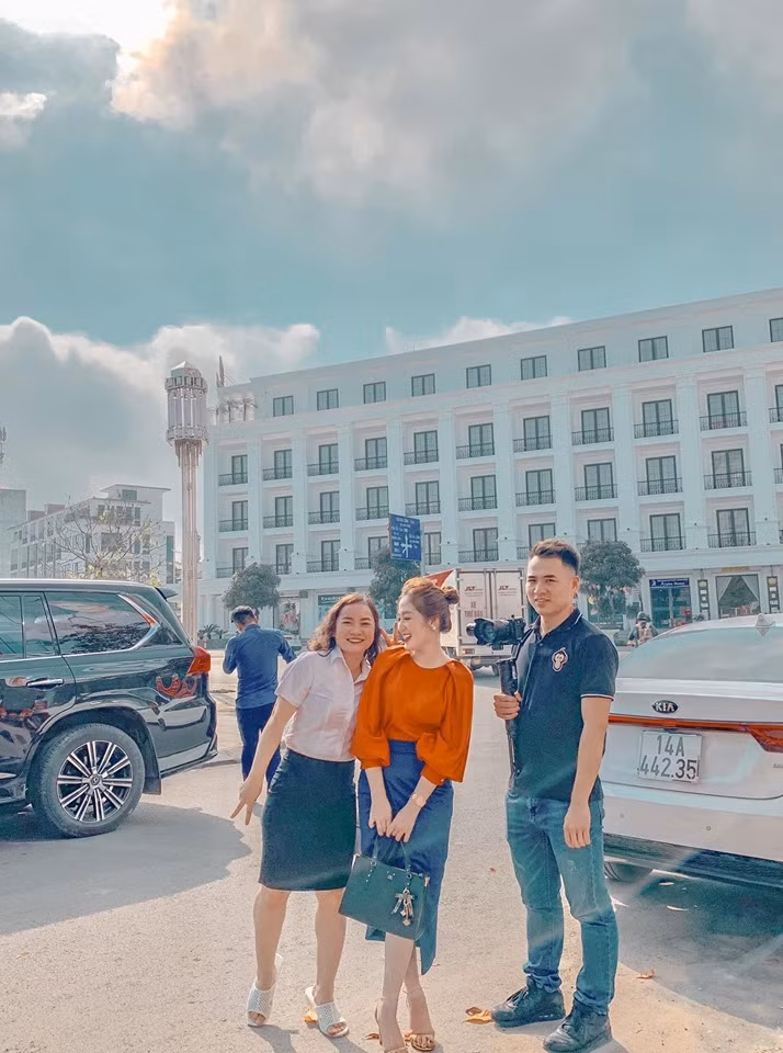 Ngoài đời nữ MC cũng theo đuổi gu thời trang nữ tính, sang trọng phù hợp với khuôn mặt phúc hậu của mình.