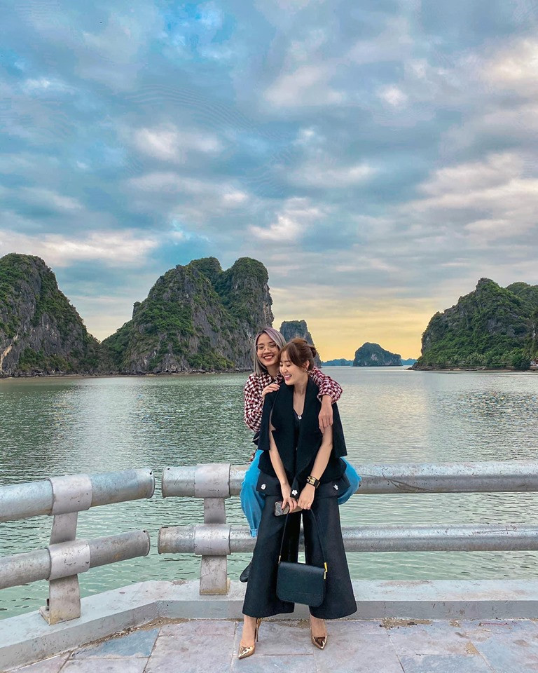 Tông màu đen huyền bí cùng với thiết kế áo vest lạ lẫm giúp MC Thanh Tâm ghi điểm.