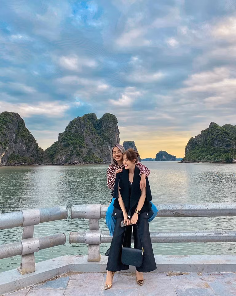 Tông màu đen huyền bí cùng với thiết kế áo vest lạ lẫm giúp MC Thanh Tâm ghi điểm.