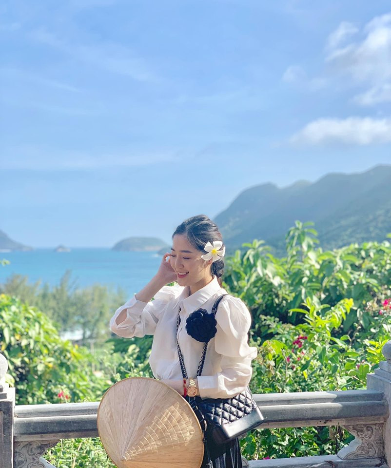 Với set đồ này, Thanh Tâm trở thành một nàng tiểu thư chính hiệu. Có thể thấy tông màu đen trắng được cô nàng đặc biệt yêu thích.