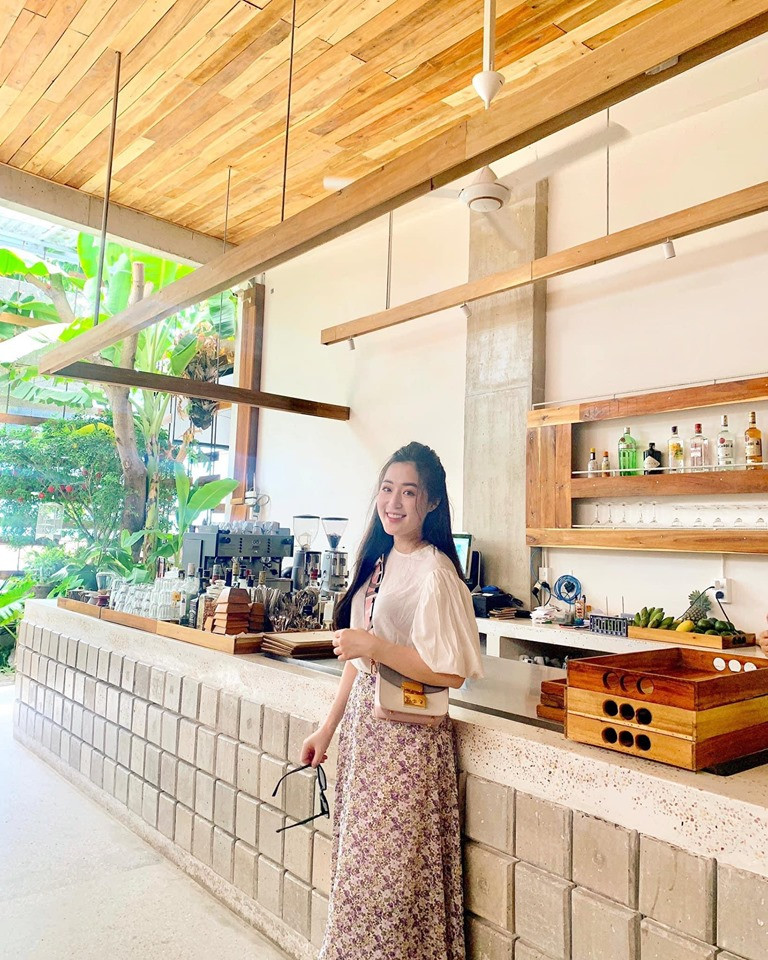 ...Và túi xách màu sắc nhã nhặn.