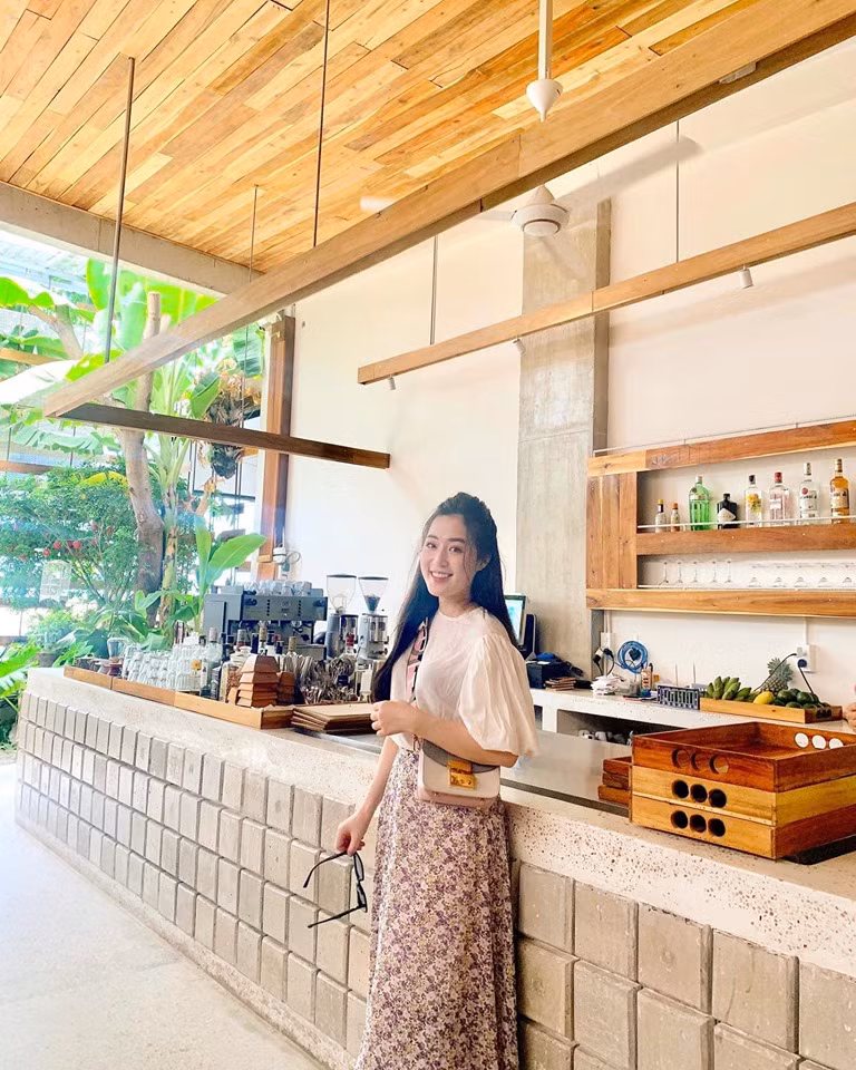 ...Và túi xách màu sắc nhã nhặn.