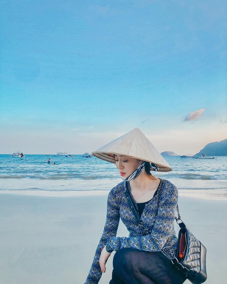 Hay giản dị, truyền thống với chiếc nón lá Việt Nam. Dù với phong cách nào, cũng không thể phủ nhận ngoại hình xinh đẹp, gu thời trang sành điệu của nữ MC. Nguồn ảnh: FB NV