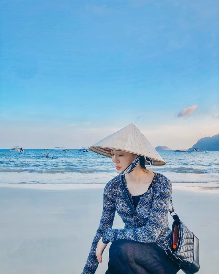 Hay giản dị, truyền thống với chiếc nón lá Việt Nam. Dù với phong cách nào, cũng không thể phủ nhận ngoại hình xinh đẹp, gu thời trang sành điệu của nữ MC. Nguồn ảnh: FB NV